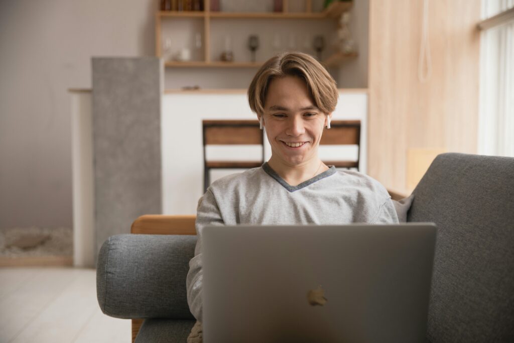 Tips Menikah di Era Digital: Undangan Online & Live Streaming | Photo by KATRIN BOLOVTSOVA on Pexels