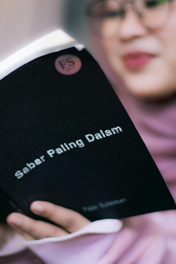 Cara Membangun Kebiasaan Membaca Buku Bersama Anak | Photo by Muhammad fawwaz labib on Pexels