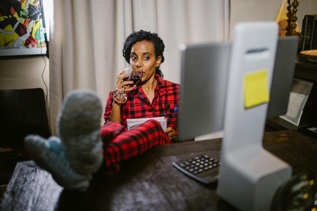 Tips Memilih Undangan Digital agar Sesuai Karakter Pasangan | Photo by RDNE Stock project on Pexels
